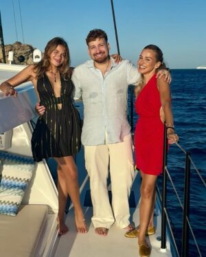 Fanny Lu Instagram - Teo, mi amor, mi orgullo, mi cómplice.
Desde que llegaste me enseñaste lo que es amar sin medida, y desde entonces hemos crecido juntos, compartiendo más que vida: compartiendo sueños.
Hoy celebro al hombre increíble en el que te estás convirtiendo.

Te admiro, te aplaudo y te abrazo con todo lo que soy.
Gracias por hacerme esta canción, por llamarme cómplice, por regalarme tu amor en cada nota y en cada gesto.

Feliz cumpleaños, hijo de mi alma. 
💛 Te amo más de lo que las palabras alcanzan a decir. @nosoyteo_
