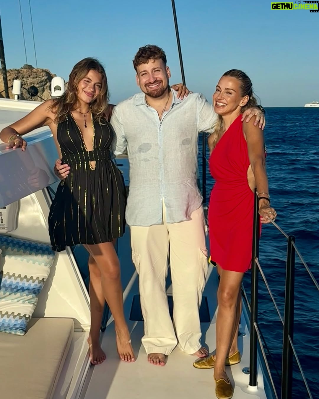 Fanny Lu - 9.9K Likes - Teo, mi amor, mi orgullo, mi cómplice.
Desde que llegaste me enseñaste lo que es amar sin medida, y desde entonces hemos crecido juntos, compartiendo más que vida: compartiendo sueños.
Hoy celebro al hombre increíble en el que te estás convirtiendo.

Te admiro, te aplaudo y te abrazo con todo lo que soy.
Gracias por hacerme esta canción, por llamarme cómplice, por regalarme tu amor en cada nota y en cada gesto.

Feliz cumpleaños, hijo de mi alma. 
💛 Te amo más de lo que las palabras alcanzan a decir. @nosoyteo_