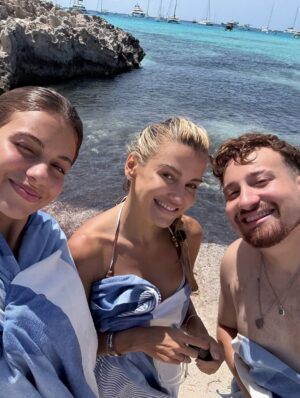 Fanny Lu Instagram - Teo, mi amor, mi orgullo, mi cómplice.
Desde que llegaste me enseñaste lo que es amar sin medida, y desde entonces hemos crecido juntos, compartiendo más que vida: compartiendo sueños.
Hoy celebro al hombre increíble en el que te estás convirtiendo.

Te admiro, te aplaudo y te abrazo con todo lo que soy.
Gracias por hacerme esta canción, por llamarme cómplice, por regalarme tu amor en cada nota y en cada gesto.

Feliz cumpleaños, hijo de mi alma. 
💛 Te amo más de lo que las palabras alcanzan a decir. @nosoyteo_