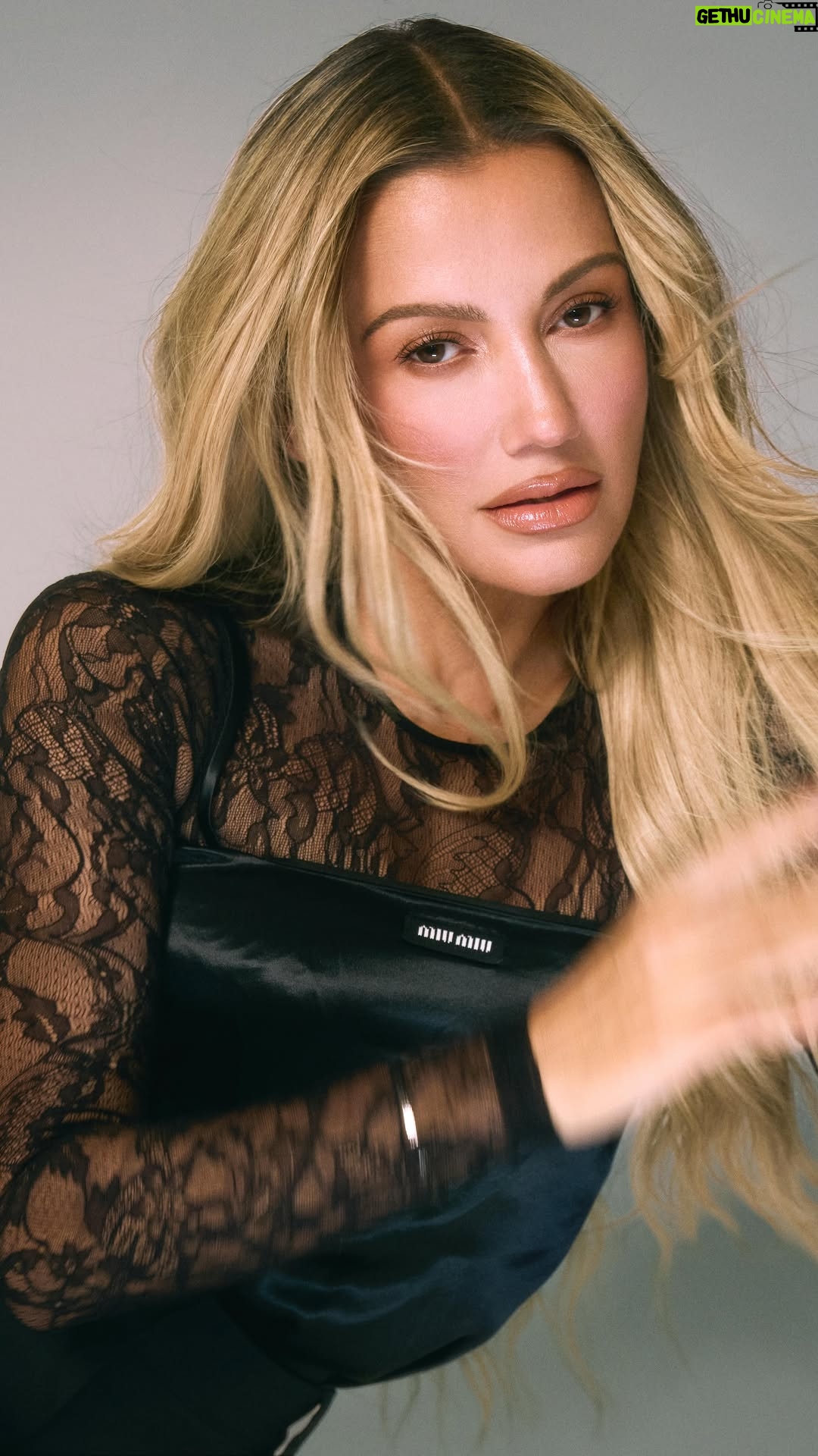 Fanny Lu - 1K Likes - Inspiración pura de la mano de nuestra artista EQUAL @fannylu 💚.