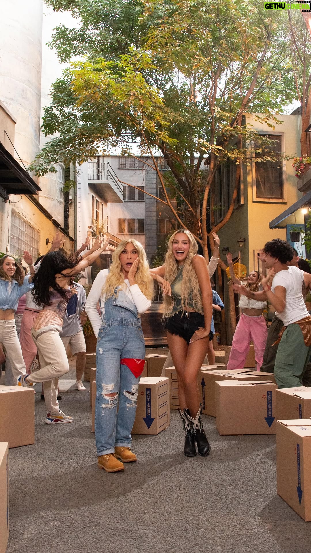 Fanny Lu - 73.6K Likes - Detrás de cada toma final hay unas 30 o 40 que no salieron como queríamos! Aquí la prueba 🙈 Jajaj te amo Güera @oficialyuri !!! Pronto podrán ver el video completo! Que felicidad! ❤️