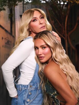 Fanny Lu Instagram - Jugué todas las cartas por otra partida con mi güera! @oficialyuri ♦️🃏♥️

Les gustó la nueva canción?!!!
