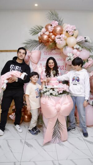 Fatima Effendi Instagram - Welcome home my baby girl 💕
Thank you @exceptional_event_experts for the lovely setup!! 
Room decor by Azneera ki mama 😜🤌🏻💕
Cake @sfr_bakers_official_gift_shop 
👗 @rangeenofficialstore 
Candle bouquet @theouistore 
@prprotalks