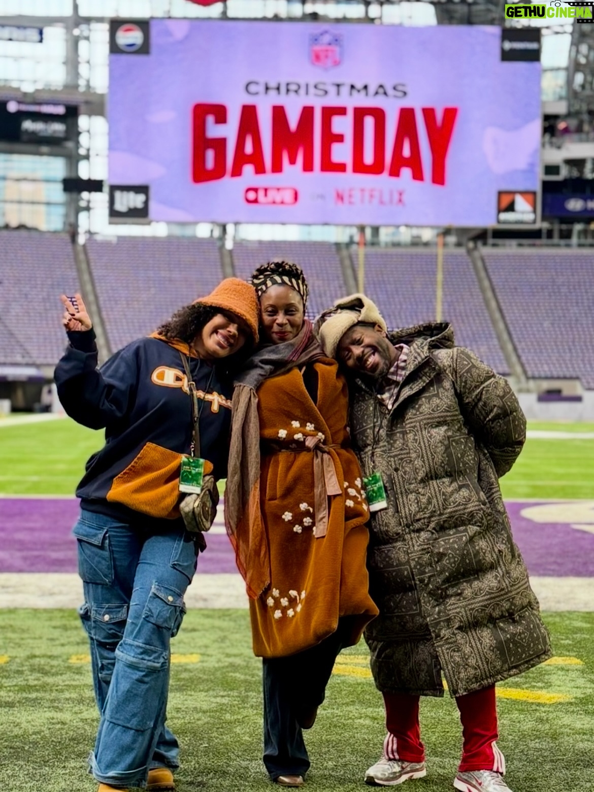 Fatima Robinson - 2.8K Likes - Had a pleasure of spending Christmas with @snoopdogg doing what I love with the best team ever 

@iamdjdubz @iamtiarivera @tianatoday @tallielb @jessecollinsent @dionnenicoleharmon @alrudzinski 

Dancers @quaranbranker @eriquemitchell @kendallgilbert @meercolon @rageyrage_ @thisisdarrylkeith  @mvcheerleaders 

Conductor @jimek._

Drummer boy @timothyfletcher_