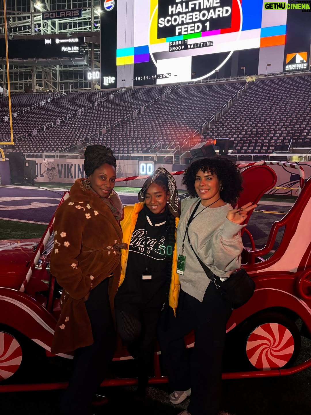 Fatima Robinson - 2.8K Likes - Had a pleasure of spending Christmas with @snoopdogg doing what I love with the best team ever 

@iamdjdubz @iamtiarivera @tianatoday @tallielb @jessecollinsent @dionnenicoleharmon @alrudzinski 

Dancers @quaranbranker @eriquemitchell @kendallgilbert @meercolon @rageyrage_ @thisisdarrylkeith  @mvcheerleaders 

Conductor @jimek._

Drummer boy @timothyfletcher_
