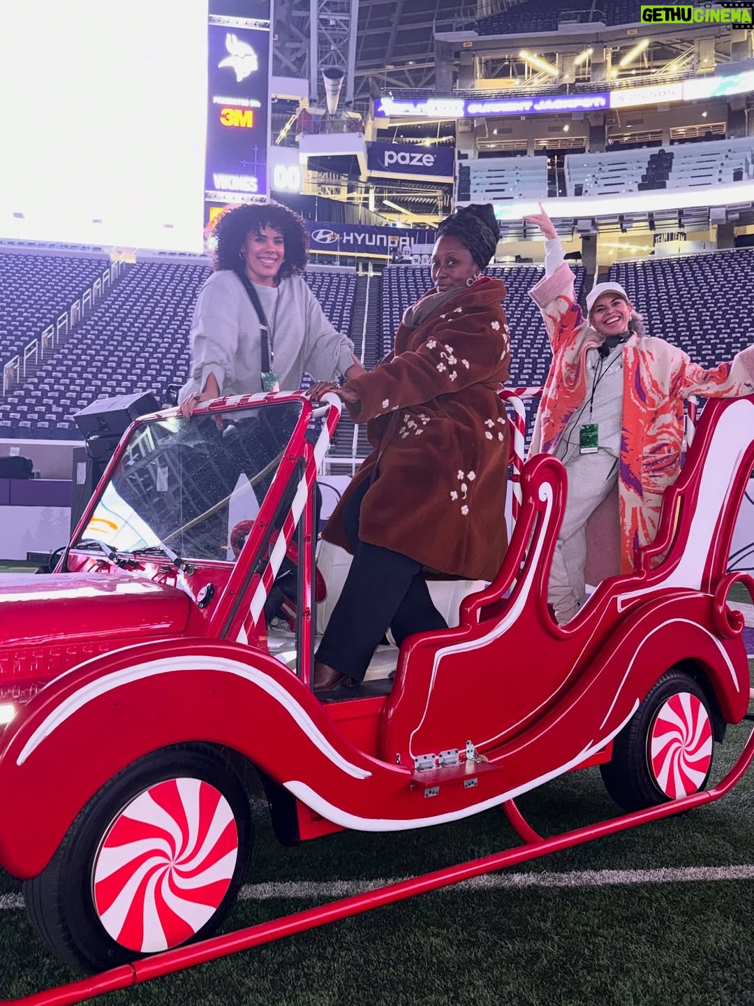 Fatima Robinson - 2.8K Likes - Had a pleasure of spending Christmas with @snoopdogg doing what I love with the best team ever 

@iamdjdubz @iamtiarivera @tianatoday @tallielb @jessecollinsent @dionnenicoleharmon @alrudzinski 

Dancers @quaranbranker @eriquemitchell @kendallgilbert @meercolon @rageyrage_ @thisisdarrylkeith  @mvcheerleaders 

Conductor @jimek._

Drummer boy @timothyfletcher_
