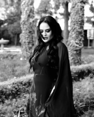Fatima Zahra Bennacer Instagram - قَـالُـوا حَـمَـامُ الْـخَـلَا مَـا يَـتْـرَبَّـى مَـا عِـنْـدُهُ وَالِـي
قُـلْـتُ أَنَـا وَاشْ يِـطِـيـرْ لِـي بْـلَا جْـنْـحِـيـنْ فَالْـعَـلالِـي.
📸 @frikh_abdeljalil
#حمام_الخلا🕊️ #فاطمة_الزهراء_بناصر