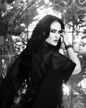 Fatima Zahra Bennacer Instagram - قَـالُـوا حَـمَـامُ الْـخَـلَا مَـا يَـتْـرَبَّـى مَـا عِـنْـدُهُ وَالِـي
قُـلْـتُ أَنَـا وَاشْ يِـطِـيـرْ لِـي بْـلَا جْـنْـحِـيـنْ فَالْـعَـلالِـي.
📸 @frikh_abdeljalil
#حمام_الخلا🕊️ #فاطمة_الزهراء_بناصر