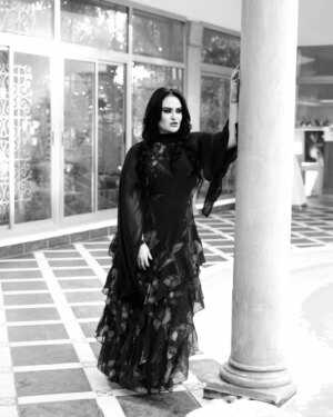 Fatima Zahra Bennacer Instagram - قَـالُـوا حَـمَـامُ الْـخَـلَا مَـا يَـتْـرَبَّـى مَـا عِـنْـدُهُ وَالِـي
قُـلْـتُ أَنَـا وَاشْ يِـطِـيـرْ لِـي بْـلَا جْـنْـحِـيـنْ فَالْـعَـلالِـي.
📸 @frikh_abdeljalil
#حمام_الخلا🕊️ #فاطمة_الزهراء_بناصر