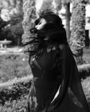 Fatima Zahra Bennacer Instagram - قَـالُـوا حَـمَـامُ الْـخَـلَا مَـا يَـتْـرَبَّـى مَـا عِـنْـدُهُ وَالِـي
قُـلْـتُ أَنَـا وَاشْ يِـطِـيـرْ لِـي بْـلَا جْـنْـحِـيـنْ فَالْـعَـلالِـي.
📸 @frikh_abdeljalil
#حمام_الخلا🕊️ #فاطمة_الزهراء_بناصر