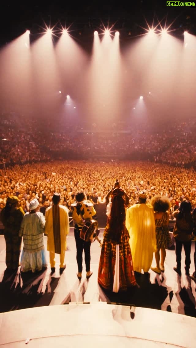Fatoumata Diawara - 9.6K Likes - 6 mois, 60 concerts, 450 000 spectateurs ✨

Ce dernier concert a été la consécration de tout un voyage.
Au dehors et au dedans, tellement profond, tellement humain, tellement musique, tellement puissant, métissé et collectif.

Lamomali est plus qu’un concert, ceux qui l’ont vécu le savent.
Devant comme derrière la scène, la joie était partout.

Merci pour cette communion rare,
si rare dans ce monde pourtant si beau.

Je vous remercie comme je vous aime.
Un pour tous, tous pour un.

🎥 @acrofilm