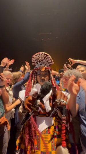 Fatoumata Diawara Instagram - Lamomali à Bercy, l’arrivée sur scène de -M- et Fatoumata Diawara par la fosse ✨

🎥 @lecollegefoufoufou