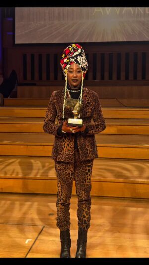 Fatoumata Diawara Instagram - Je viens de recevoir une distinction ce soir en Belgique🇧🇪 . Je tiens à exprimer ma profonde gratitude aux organisateurs des Golden Afros Artistic Awards en Belgique pour cette prestigieuse distinction.
Recevoir ce prix est un immense honneur et une véritable source de motivation pour la suite de mon parcours artistique.
Merci pour votre engagement à valoriser la créativité, la culture et les talents.
Cette reconnaissance m’encourage à continuer à créer, à innover et à représenter fièrement notre art. Que Dieu veille toujours ❤️🙏🏾🎸💙☀️🔥❤️💙!