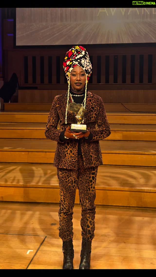 Fatoumata Diawara - 7.4K Likes - Je viens de recevoir une distinction ce soir en Belgique🇧🇪 . Je tiens à exprimer ma profonde gratitude aux organisateurs des Golden Afros Artistic Awards en Belgique pour cette prestigieuse distinction.
Recevoir ce prix est un immense honneur et une véritable source de motivation pour la suite de mon parcours artistique.
Merci pour votre engagement à valoriser la créativité, la culture et les talents.
Cette reconnaissance m’encourage à continuer à créer, à innover et à représenter fièrement notre art. Que Dieu veille toujours ❤️🙏🏾🎸💙☀️🔥❤️💙!
