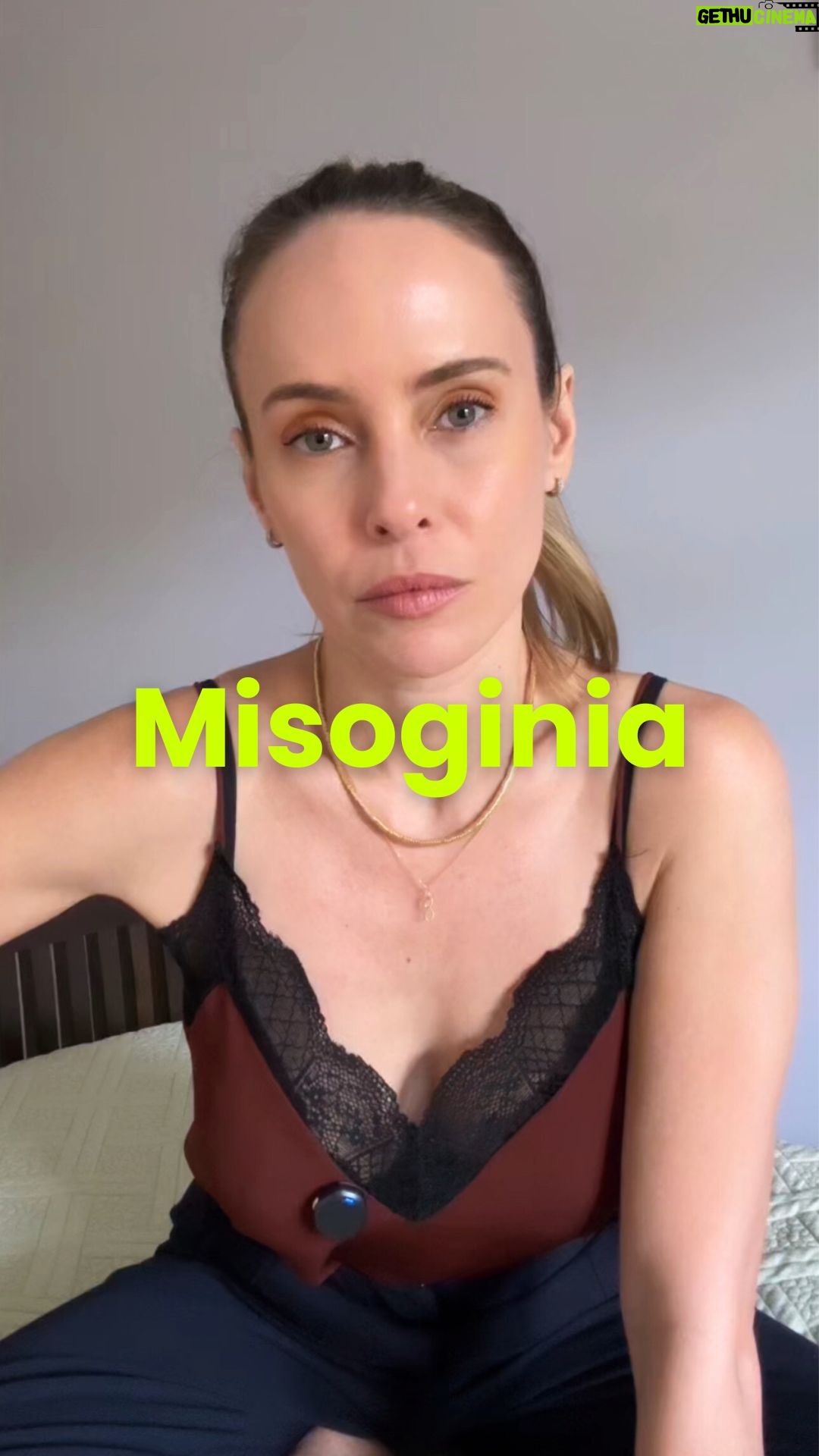 Fernanda Nobre - 15.5K Likes - Pelos comentários masculinos no meu último vídeo, percebi que eles se sentem distantes da misoginia porque tiveram, segundo eles, “educação em casa para respeitar as mulheres”. Mas é importante entender que aqueles que não estiverem dispostos a desaprender o sistema machista que operamos está sujeito a cair na misoginia