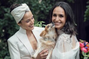 Fernanda Urrejola Instagram - Ocho años de aventuras —entre diversos períodos de estrés… 
Ocho años de sueños imaginados —y realizados!
Ocho años de amor radical.

Quienes nos conocen bien, saben que en estos ocho años juntas hemos surfeado todo tipo de olas, incluyendo una que nos revolcó, pero que nos llevó a amarnos más honestamente. 

En tiempos tan violentos y polarizados como éstos, donde la bondad es vista como una debilidad, celebrar el amor nos parecía casi un acto de resistencia… pensamos que quizás, si nos enfocáramos más en amar incondicionalmente, se suavizaría esa fibra tan delicada que llamamos realidad. 

Tantas gracias a nuestras familias, amigas y amigos que nos han acompañado en este camino y gracias también por haber hecho de ese día un rito perfecto. A quienes nos han llenado de bendiciones y buenos deseos; queremos que se multipliquen para tod@s! 

Nuestros hermosos vestidos son de nuestra querida Gaby Roses @house.of.nos

Maquillaje Fer: @aledelsante 🤍
Maquillaje Fran: @paticalfio_ 🤍
Banqueteria y deco: @diegovargasbanqueteria 

📸: @melej_fotografia