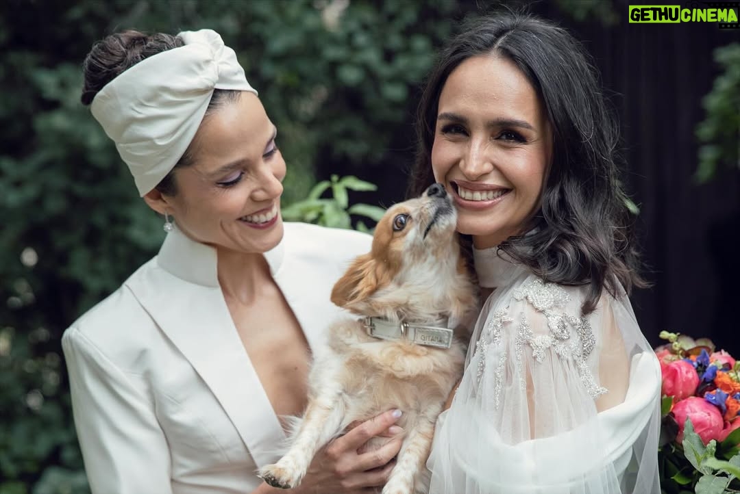 Fernanda Urrejola - 96.6K Likes - Ocho años de aventuras —entre diversos períodos de estrés… 
Ocho años de sueños imaginados —y realizados!
Ocho años de amor radical.

Quienes nos conocen bien, saben que en estos ocho años juntas hemos surfeado todo tipo de olas, incluyendo una que nos revolcó, pero que nos llevó a amarnos más honestamente. 

En tiempos tan violentos y polarizados como éstos, donde la bondad es vista como una debilidad, celebrar el amor nos parecía casi un acto de resistencia… pensamos que quizás, si nos enfocáramos más en amar incondicionalmente, se suavizaría esa fibra tan delicada que llamamos realidad. 

Tantas gracias a nuestras familias, amigas y amigos que nos han acompañado en este camino y gracias también por haber hecho de ese día un rito perfecto. A quienes nos han llenado de bendiciones y buenos deseos; queremos que se multipliquen para tod@s! 

Nuestros hermosos vestidos son de nuestra querida Gaby Roses @house.of.nos

Maquillaje Fer: @aledelsante 🤍
Maquillaje Fran: @paticalfio_ 🤍
Banqueteria y deco: @diegovargasbanqueteria 

📸: @melej_fotografia