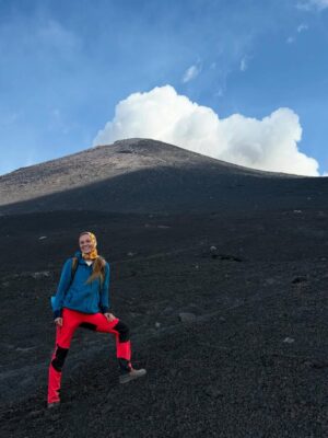 Fiammetta Cicogna Instagram - Come disse il vecchio saggio cinese:
Puoi salvare la ragazza dal Vulcano, ma non il Vulcano dalla ragazza.
Che bello tornare in cima insieme al Brac