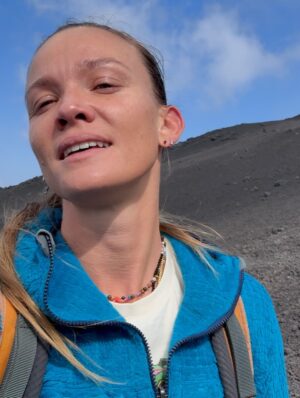 Fiammetta Cicogna Instagram - Come disse il vecchio saggio cinese:
Puoi salvare la ragazza dal Vulcano, ma non il Vulcano dalla ragazza.
Che bello tornare in cima insieme al Brac