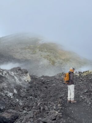 Fiammetta Cicogna Instagram - Come disse il vecchio saggio cinese:
Puoi salvare la ragazza dal Vulcano, ma non il Vulcano dalla ragazza.
Che bello tornare in cima insieme al Brac