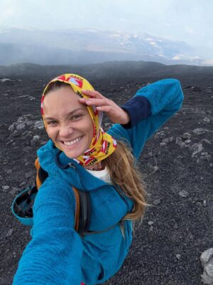 Fiammetta Cicogna Instagram - Come disse il vecchio saggio cinese:
Puoi salvare la ragazza dal Vulcano, ma non il Vulcano dalla ragazza.
Che bello tornare in cima insieme al Brac