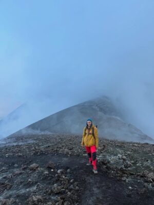 Fiammetta Cicogna Instagram - Come disse il vecchio saggio cinese:
Puoi salvare la ragazza dal Vulcano, ma non il Vulcano dalla ragazza.
Che bello tornare in cima insieme al Brac