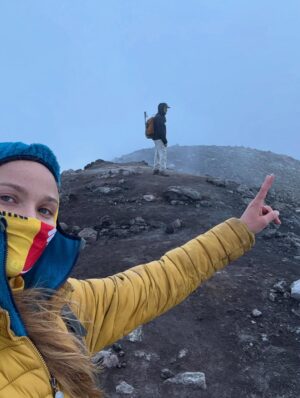 Fiammetta Cicogna Instagram - Come disse il vecchio saggio cinese:
Puoi salvare la ragazza dal Vulcano, ma non il Vulcano dalla ragazza.
Che bello tornare in cima insieme al Brac