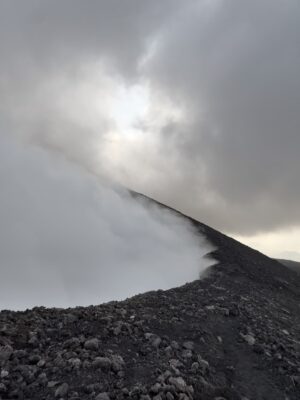 Fiammetta Cicogna Instagram - Come disse il vecchio saggio cinese:
Puoi salvare la ragazza dal Vulcano, ma non il Vulcano dalla ragazza.
Che bello tornare in cima insieme al Brac