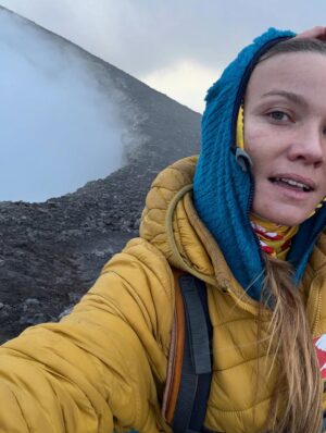 Fiammetta Cicogna Instagram - Come disse il vecchio saggio cinese:
Puoi salvare la ragazza dal Vulcano, ma non il Vulcano dalla ragazza.
Che bello tornare in cima insieme al Brac