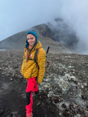 Fiammetta Cicogna Instagram - Come disse il vecchio saggio cinese:
Puoi salvare la ragazza dal Vulcano, ma non il Vulcano dalla ragazza.
Che bello tornare in cima insieme al Brac
