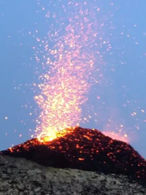 Fiammetta Cicogna Instagram - Come disse il vecchio saggio cinese:
Puoi salvare la ragazza dal Vulcano, ma non il Vulcano dalla ragazza.
Che bello tornare in cima insieme al Brac
