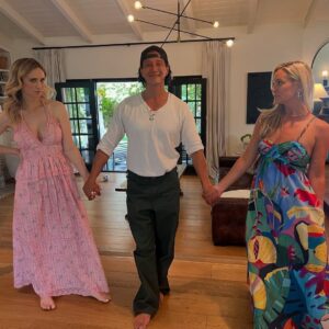 Fiona Gubelmann Instagram - When the two wives run off together
@willyunlee @jennblee 🩷
#parnick #thegooddoctor