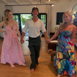 Fiona Gubelmann Instagram - When the two wives run off together
@willyunlee @jennblee 🩷
#parnick #thegooddoctor