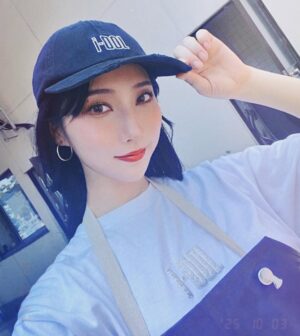 First Summer Uika Instagram - i-dle JAPAN 1st EP『i-dle』
｢どうしよっかな」

なんと、、、、
コーラスを担当させていただきました😭

まずi-dleの皆さんの歌声を
十二分にご堪能いただいてから

ハモリやおっかけの部分、
たっくさん録ったので
たぶん聴こえてくると思います…！
聴いてくださったら嬉しいです。

そしてさらに光栄なことに
MVにも出演させていただいております😭

漁港のシーンです🐟

(メンバーさんに絶対に水はお掛けしまいと
全身全霊をかけてお魚を操り網を支えております
どうぞご安心くださいませ…！)

(衣装のエプロンの下は
洗濯をミスって文字が黒ずんでしまった
私物のツアーTシャツ着ています😂)

感謝してもしきれません。
偶然に偶然が重なり、運命のような
そんなきっかけで相成りました🙏✨
光栄でした、ありがとうございます！

i-dleは、本当に素晴らしいグループです
最高で最強にかっこいい彼女達の
とんでもなく可愛いMVです、、、！
是非ご覧ください💜🥹💜🥹💜🥹💜🥹💜🥹

#아이들 #idle #アイドゥル
#idle_どうしよっかな