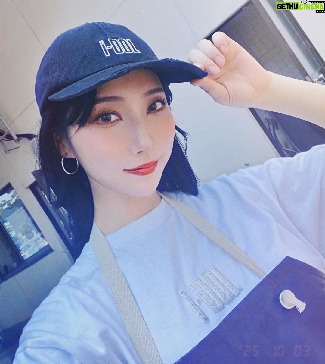 First Summer Uika - 21.9K Likes - i-dle JAPAN 1st EP『i-dle』
｢どうしよっかな」

なんと、、、、
コーラスを担当させていただきました😭

まずi-dleの皆さんの歌声を
十二分にご堪能いただいてから

ハモリやおっかけの部分、
たっくさん録ったので
たぶん聴こえてくると思います…！
聴いてくださったら嬉しいです。

そしてさらに光栄なことに
MVにも出演させていただいております😭

漁港のシーンです🐟

(メンバーさんに絶対に水はお掛けしまいと
全身全霊をかけてお魚を操り網を支えております
どうぞご安心くださいませ…！)

(衣装のエプロンの下は
洗濯をミスって文字が黒ずんでしまった
私物のツアーTシャツ着ています😂)

感謝してもしきれません。
偶然に偶然が重なり、運命のような
そんなきっかけで相成りました🙏✨
光栄でした、ありがとうございます！

i-dleは、本当に素晴らしいグループです
最高で最強にかっこいい彼女達の
とんでもなく可愛いMVです、、、！
是非ご覧ください💜🥹💜🥹💜🥹💜🥹💜🥹

#아이들 #idle #アイドゥル
#idle_どうしよっかな