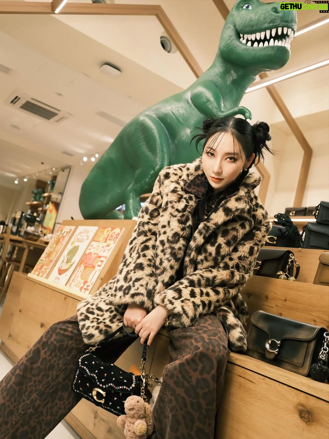 First Summer Uika - 15.4K Likes - “Coach Play@Osaka”
地元大阪、心斎橋筋商店街の
コーチプレイ大阪に遊びに行ってきました🐻🐰

入口には大きなコーチのアイコンキャラクター
レキシーがお出迎え🦖🥹❤️

大阪感あるポップな雰囲気と温かみのある空間🤎
バッグのカスタマイズが出来るスペースも！
細部までコンセプトが散りばめられていて
本当かわいすぎました☺️
秋冬の色味最高！全部欲しい😂笑🐻🥕

コーチのルックから、
愛しのi-dle ソヨンさんも着用されてた
レオパードのセットアップ🐆に
レオパードのコートを合わせたよ🧥😍🥰

スニーカーもブラウンでまとめて🤎
ウサちゃんのルームシューズも🐰！
お花の刺繍が可愛いハンドバッグ👜🌸
アニマルのチャームが可愛すぎる🐻🐰🥕🐘

是非お立ち寄りを〜！🦖🦖🦖

@coach
@coach_japan
#コーチプレイ
#CoachJapan
#CoachNY
#PR