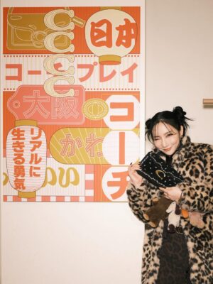 First Summer Uika Instagram - “Coach Play@Osaka”
地元大阪、心斎橋筋商店街の
コーチプレイ大阪に遊びに行ってきました🐻🐰
入口には大きなコーチのアイコンキャラクター
レキシーがお出迎え🦖🥹❤️
大阪感あるポップな雰囲気と温かみのある空間🤎
バッグのカスタマイズが出来るスペースも!
細部までコンセプトが散りばめられていて
本当かわいすぎました☺️
秋冬の色味最高!全部欲しい😂笑🐻🥕
コーチのルックから、
愛しのi-dle ソヨンさんも着用されてた
レオパードのセットアップ🐆に
レオパードのコートを合わせたよ🧥😍🥰
スニーカーもブラウンでまとめて🤎
ウサちゃんのルームシューズも🐰!
お花の刺繍が可愛いハンドバッグ👜🌸
アニマルのチャームが可愛すぎる🐻🐰🥕🐘
是非お立ち寄りを〜!🦖🦖🦖
@coach
@coach_japan
#コーチプレイ
#CoachJapan
#CoachNY
#PR