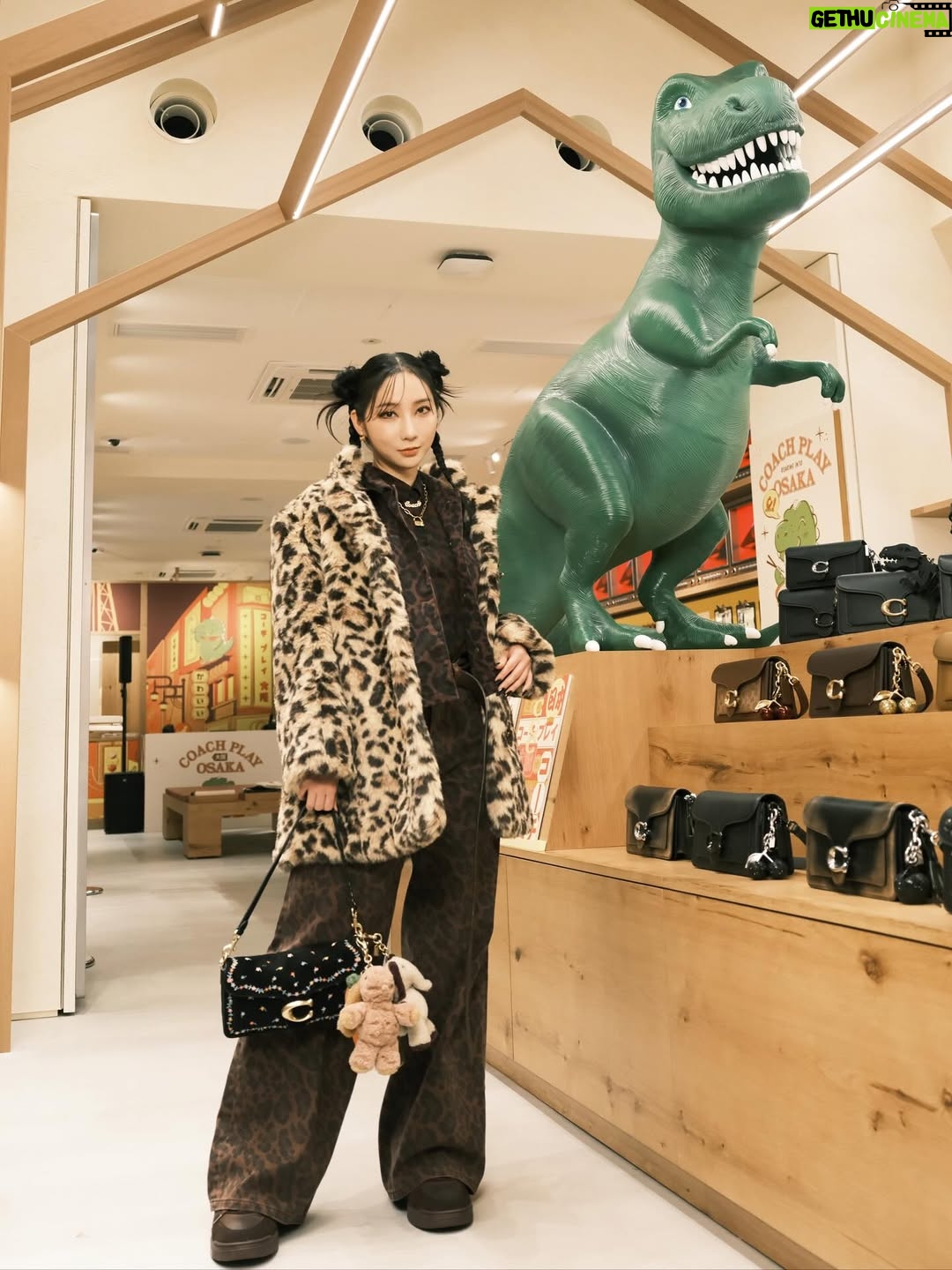 First Summer Uika - 15.4K Likes - “Coach Play@Osaka”
地元大阪、心斎橋筋商店街の
コーチプレイ大阪に遊びに行ってきました🐻🐰

入口には大きなコーチのアイコンキャラクター
レキシーがお出迎え🦖🥹❤️

大阪感あるポップな雰囲気と温かみのある空間🤎
バッグのカスタマイズが出来るスペースも！
細部までコンセプトが散りばめられていて
本当かわいすぎました☺️
秋冬の色味最高！全部欲しい😂笑🐻🥕

コーチのルックから、
愛しのi-dle ソヨンさんも着用されてた
レオパードのセットアップ🐆に
レオパードのコートを合わせたよ🧥😍🥰

スニーカーもブラウンでまとめて🤎
ウサちゃんのルームシューズも🐰！
お花の刺繍が可愛いハンドバッグ👜🌸
アニマルのチャームが可愛すぎる🐻🐰🥕🐘

是非お立ち寄りを〜！🦖🦖🦖

@coach
@coach_japan
#コーチプレイ
#CoachJapan
#CoachNY
#PR