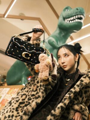 First Summer Uika Instagram - “Coach Play@Osaka”
地元大阪、心斎橋筋商店街の
コーチプレイ大阪に遊びに行ってきました🐻🐰
入口には大きなコーチのアイコンキャラクター
レキシーがお出迎え🦖🥹❤️
大阪感あるポップな雰囲気と温かみのある空間🤎
バッグのカスタマイズが出来るスペースも!
細部までコンセプトが散りばめられていて
本当かわいすぎました☺️
秋冬の色味最高!全部欲しい😂笑🐻🥕
コーチのルックから、
愛しのi-dle ソヨンさんも着用されてた
レオパードのセットアップ🐆に
レオパードのコートを合わせたよ🧥😍🥰
スニーカーもブラウンでまとめて🤎
ウサちゃんのルームシューズも🐰!
お花の刺繍が可愛いハンドバッグ👜🌸
アニマルのチャームが可愛すぎる🐻🐰🥕🐘
是非お立ち寄りを〜!🦖🦖🦖
@coach
@coach_japan
#コーチプレイ
#CoachJapan
#CoachNY
#PR