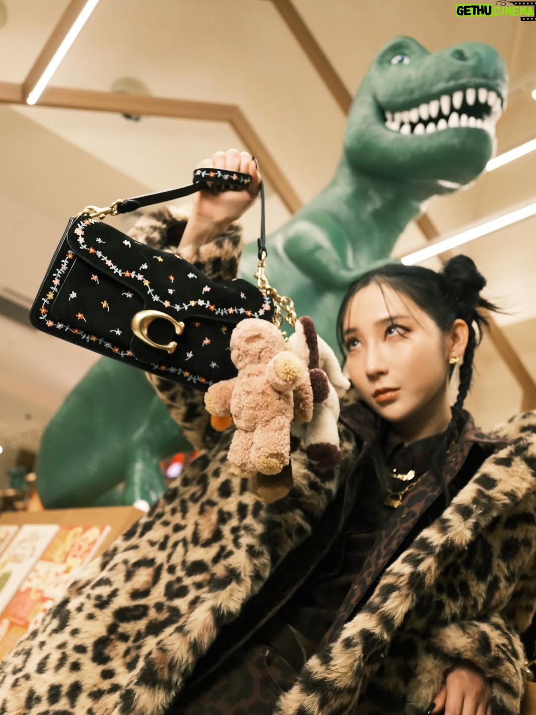 First Summer Uika - 15.4K Likes - “Coach Play@Osaka”
地元大阪、心斎橋筋商店街の
コーチプレイ大阪に遊びに行ってきました🐻🐰

入口には大きなコーチのアイコンキャラクター
レキシーがお出迎え🦖🥹❤️

大阪感あるポップな雰囲気と温かみのある空間🤎
バッグのカスタマイズが出来るスペースも！
細部までコンセプトが散りばめられていて
本当かわいすぎました☺️
秋冬の色味最高！全部欲しい😂笑🐻🥕

コーチのルックから、
愛しのi-dle ソヨンさんも着用されてた
レオパードのセットアップ🐆に
レオパードのコートを合わせたよ🧥😍🥰

スニーカーもブラウンでまとめて🤎
ウサちゃんのルームシューズも🐰！
お花の刺繍が可愛いハンドバッグ👜🌸
アニマルのチャームが可愛すぎる🐻🐰🥕🐘

是非お立ち寄りを〜！🦖🦖🦖

@coach
@coach_japan
#コーチプレイ
#CoachJapan
#CoachNY
#PR
