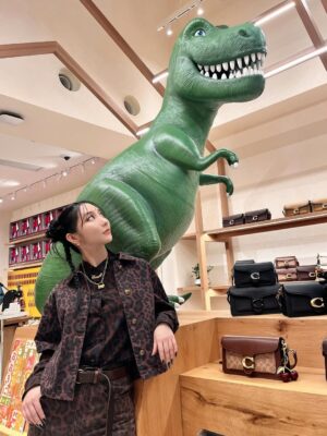 First Summer Uika Instagram - “Coach Play@Osaka”
地元大阪、心斎橋筋商店街の
コーチプレイ大阪に遊びに行ってきました🐻🐰
入口には大きなコーチのアイコンキャラクター
レキシーがお出迎え🦖🥹❤️
大阪感あるポップな雰囲気と温かみのある空間🤎
バッグのカスタマイズが出来るスペースも!
細部までコンセプトが散りばめられていて
本当かわいすぎました☺️
秋冬の色味最高!全部欲しい😂笑🐻🥕
コーチのルックから、
愛しのi-dle ソヨンさんも着用されてた
レオパードのセットアップ🐆に
レオパードのコートを合わせたよ🧥😍🥰
スニーカーもブラウンでまとめて🤎
ウサちゃんのルームシューズも🐰!
お花の刺繍が可愛いハンドバッグ👜🌸
アニマルのチャームが可愛すぎる🐻🐰🥕🐘
是非お立ち寄りを〜!🦖🦖🦖
@coach
@coach_japan
#コーチプレイ
#CoachJapan
#CoachNY
#PR