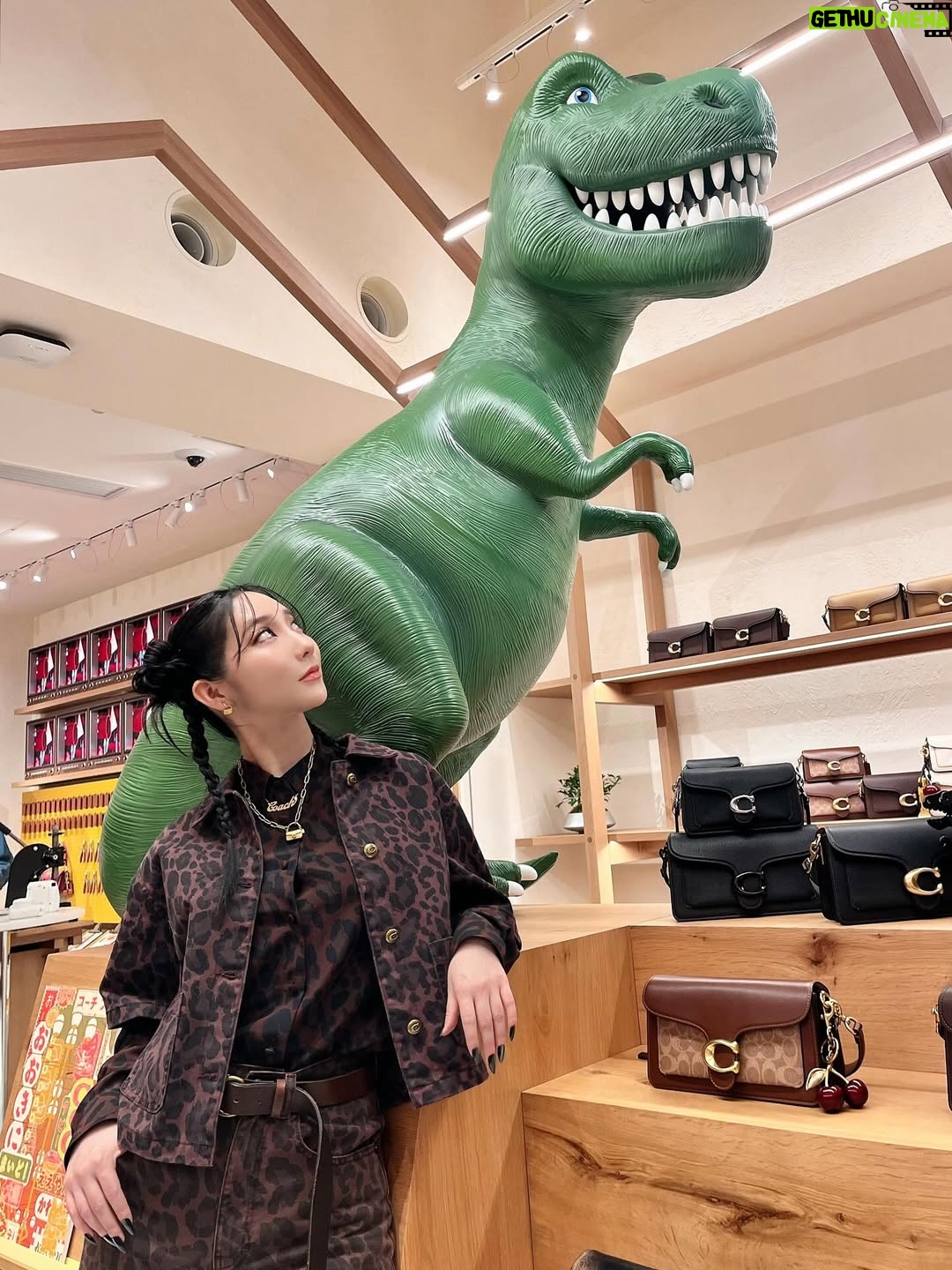 First Summer Uika - 15.4K Likes - “Coach Play@Osaka”
地元大阪、心斎橋筋商店街の
コーチプレイ大阪に遊びに行ってきました🐻🐰

入口には大きなコーチのアイコンキャラクター
レキシーがお出迎え🦖🥹❤️

大阪感あるポップな雰囲気と温かみのある空間🤎
バッグのカスタマイズが出来るスペースも！
細部までコンセプトが散りばめられていて
本当かわいすぎました☺️
秋冬の色味最高！全部欲しい😂笑🐻🥕

コーチのルックから、
愛しのi-dle ソヨンさんも着用されてた
レオパードのセットアップ🐆に
レオパードのコートを合わせたよ🧥😍🥰

スニーカーもブラウンでまとめて🤎
ウサちゃんのルームシューズも🐰！
お花の刺繍が可愛いハンドバッグ👜🌸
アニマルのチャームが可愛すぎる🐻🐰🥕🐘

是非お立ち寄りを〜！🦖🦖🦖

@coach
@coach_japan
#コーチプレイ
#CoachJapan
#CoachNY
#PR