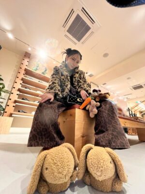 First Summer Uika Instagram - “Coach Play@Osaka”
地元大阪、心斎橋筋商店街の
コーチプレイ大阪に遊びに行ってきました🐻🐰
入口には大きなコーチのアイコンキャラクター
レキシーがお出迎え🦖🥹❤️
大阪感あるポップな雰囲気と温かみのある空間🤎
バッグのカスタマイズが出来るスペースも!
細部までコンセプトが散りばめられていて
本当かわいすぎました☺️
秋冬の色味最高!全部欲しい😂笑🐻🥕
コーチのルックから、
愛しのi-dle ソヨンさんも着用されてた
レオパードのセットアップ🐆に
レオパードのコートを合わせたよ🧥😍🥰
スニーカーもブラウンでまとめて🤎
ウサちゃんのルームシューズも🐰!
お花の刺繍が可愛いハンドバッグ👜🌸
アニマルのチャームが可愛すぎる🐻🐰🥕🐘
是非お立ち寄りを〜!🦖🦖🦖
@coach
@coach_japan
#コーチプレイ
#CoachJapan
#CoachNY
#PR