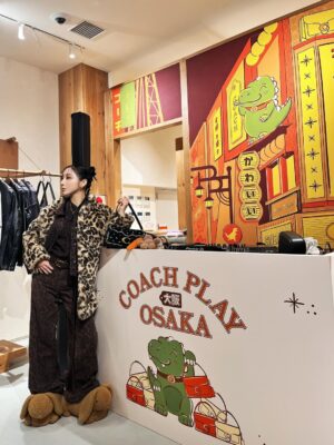 First Summer Uika Instagram - “Coach Play@Osaka”
地元大阪、心斎橋筋商店街の
コーチプレイ大阪に遊びに行ってきました🐻🐰
入口には大きなコーチのアイコンキャラクター
レキシーがお出迎え🦖🥹❤️
大阪感あるポップな雰囲気と温かみのある空間🤎
バッグのカスタマイズが出来るスペースも!
細部までコンセプトが散りばめられていて
本当かわいすぎました☺️
秋冬の色味最高!全部欲しい😂笑🐻🥕
コーチのルックから、
愛しのi-dle ソヨンさんも着用されてた
レオパードのセットアップ🐆に
レオパードのコートを合わせたよ🧥😍🥰
スニーカーもブラウンでまとめて🤎
ウサちゃんのルームシューズも🐰!
お花の刺繍が可愛いハンドバッグ👜🌸
アニマルのチャームが可愛すぎる🐻🐰🥕🐘
是非お立ち寄りを〜!🦖🦖🦖
@coach
@coach_japan
#コーチプレイ
#CoachJapan
#CoachNY
#PR