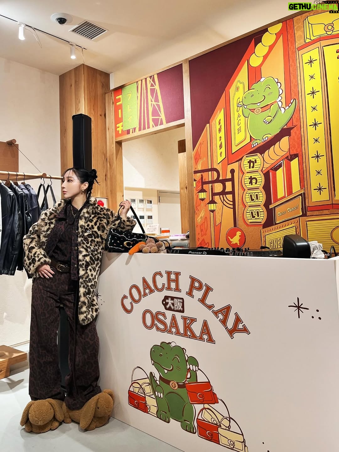 First Summer Uika - 15.4K Likes - “Coach Play@Osaka”
地元大阪、心斎橋筋商店街の
コーチプレイ大阪に遊びに行ってきました🐻🐰

入口には大きなコーチのアイコンキャラクター
レキシーがお出迎え🦖🥹❤️

大阪感あるポップな雰囲気と温かみのある空間🤎
バッグのカスタマイズが出来るスペースも！
細部までコンセプトが散りばめられていて
本当かわいすぎました☺️
秋冬の色味最高！全部欲しい😂笑🐻🥕

コーチのルックから、
愛しのi-dle ソヨンさんも着用されてた
レオパードのセットアップ🐆に
レオパードのコートを合わせたよ🧥😍🥰

スニーカーもブラウンでまとめて🤎
ウサちゃんのルームシューズも🐰！
お花の刺繍が可愛いハンドバッグ👜🌸
アニマルのチャームが可愛すぎる🐻🐰🥕🐘

是非お立ち寄りを〜！🦖🦖🦖

@coach
@coach_japan
#コーチプレイ
#CoachJapan
#CoachNY
#PR