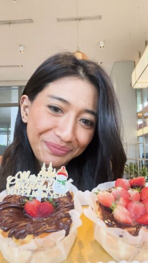 Fitrie Rachmadhina Instagram - Just like @fitrierachmadhina said,

Christmas hampers should feel personal, taste indulgent and arrive beautifully.

Hampers Natal dari Homeykitchen hadir dengan rich flavors, refined looks, pretty simple dan thoughtful packaging.

Perfect untuk dikirim ke saudara dan teman di momen Christmas & New Year.

A gentle way to share warmth.
A sweet note to end the year.

For orders & inquiries: 0878-6486-5315

Homeykitchen — crafted with care, meant to be shared.