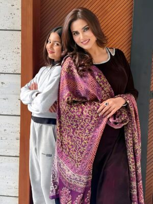 Fiza Ali Instagram - Maa aur beti ka rishta… bina shart, bina hisaab ❤️

#MaaBeti #MotherDaughterBond #IndianMoms #MaaKaPyaar #Beti #FamilyLove #DesiReels #EmotionalReel #fizaali #faraal
