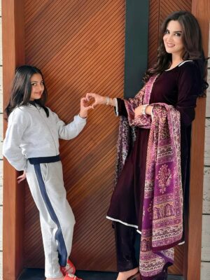 Fiza Ali Instagram - Maa aur beti ka rishta… bina shart, bina hisaab ❤️

#MaaBeti #MotherDaughterBond #IndianMoms #MaaKaPyaar #Beti #FamilyLove #DesiReels #EmotionalReel #fizaali #faraal