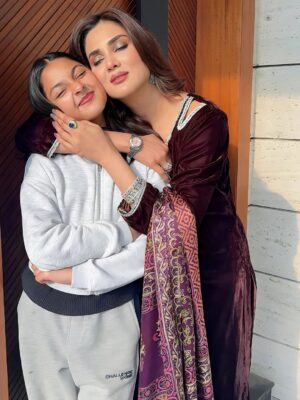 Fiza Ali Instagram - Maa aur beti ka rishta… bina shart, bina hisaab ❤️

#MaaBeti #MotherDaughterBond #IndianMoms #MaaKaPyaar #Beti #FamilyLove #DesiReels #EmotionalReel #fizaali #faraal