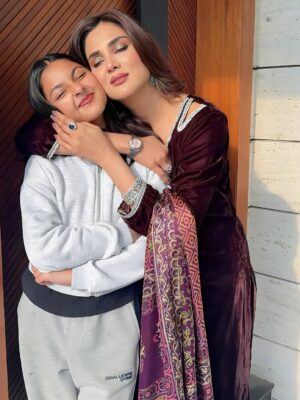 Fiza Ali Instagram - Maa aur beti ka rishta… bina shart, bina hisaab ❤️

#MaaBeti #MotherDaughterBond #IndianMoms #MaaKaPyaar #Beti #FamilyLove #DesiReels #EmotionalReel #fizaali #faraal